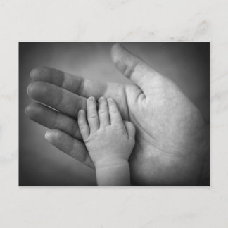 Carte postale main bébé dans la main de la mère.