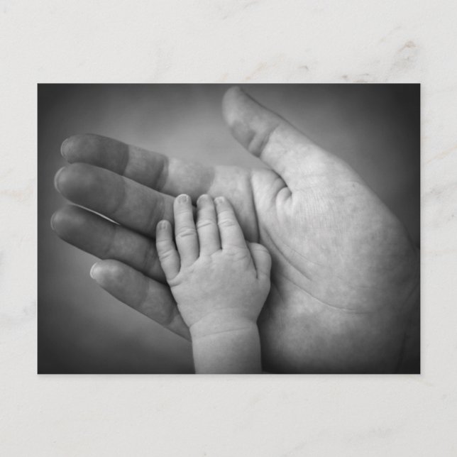 Carte postale main bébé dans la main de la mère. (Devant)