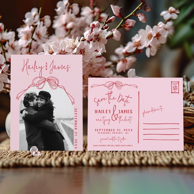Carte Postale Main tiré PINK Bow photo mariage Enregistrer la da (Cute pink & Red quirky modern trendy hand drawn bow retro arch photo wedding save the date postcard)
