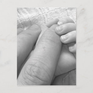 Carte Postale Mains de bébé doigts mains tenant serrant doux