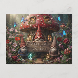 Carte Postale Maison Champignon avec Gnomes et Panneau de Bienve