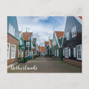 Carte Postale Maisons traditionnelles en bois dans le village de