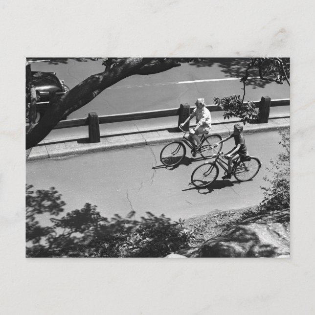 Carte Postale Man and Boy Cycling (Devant)