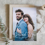 Carte postale Mariage Calligraphie manuscrite Merc<br><div class="desc">Carte postale Mariage photo Calligraphie manuscrite. Carte postale de remerciement personnalisable avec écriture manuscrite blanche. Personnalisé en ajoutant vos détails,  message de remerciement,  photo avant verticale et photo arrière horizontale. Ce carte de remerciements moderne et élégant conviendra parfaitement aux mariages,  aux diplômes et autres événements similaires.</div>