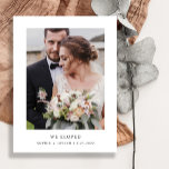Carte Postale Mariage de texte et de photo simple et élégant<br><div class="desc">Ces cartes postales en noir et blanc minimaliste et élégantes de mariage comportent du texte noir moderne qui dit "nous avons fui",  sur un arrière - plan blanc propre,  avec votre photo personnelle. Un look simple et élégant pour annoncer votre évènement ou que vous venez d'être marié.</div>