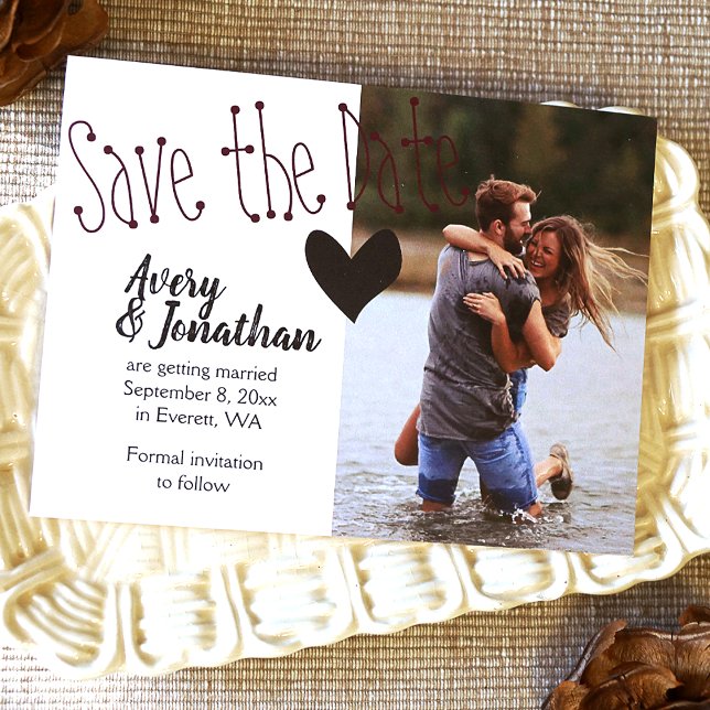 Carte Postale Mariage noir Bourgogne Enregistrer la date Photo (Cute heart themed wedding save the date postcard with photo, violet and black)