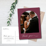 Carte Postale Mariage photo Arch moderne Merci<br><div class="desc">Carte postale de remerciement mariage moderne dans un script manuscrit "merci" avec une photo préférée de votre mariage ou lune de miel. Téléchargez vos photos et customisez le dos de la carte postale avec votre adresse de retour et message de remerciement.</div>