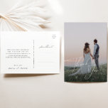 Carte Postale Mariage photo de Merci de script minime Whimsical<br><div class="desc">Ce mariage photo de script minimaliste et fantaisiste merci carte postale est parfait pour votre mariage boho classique simple noir et blanc minimal moderne. Le design se compose de calligraphie élégante, délicate et romantique écrite à la main et de typographie chic et formelle. Le look se marie bien avec n'importe...</div>