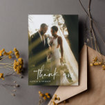 Carte postale Mariage photo de script moderne<br><div class="desc">Cette carte postale de Mariage photo moderne est une belle façon de remercier vos invités mariages pour avoir fêté avec vous. Ce design comprend une police de script de calligraphie moderne avec une sensation manuscrite, votre photo de choix sur le devant et votre message personnel sur le dos. La couleur...</div>