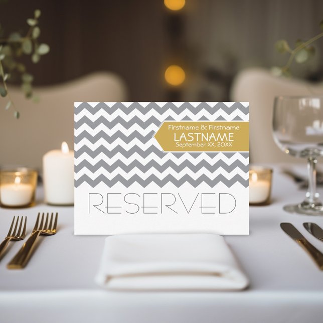 Carte Postale Mariage Table RÉSERVÉE Signe moderne Chevron (Mod Chevron Gold Grey reserved wedding table sign)