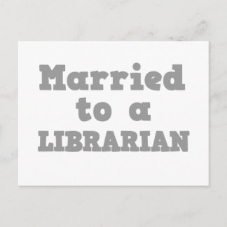 CARTE POSTALE MARIÉ À UNE BIBLIOTHÈQUE
