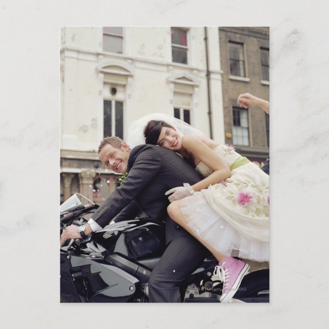 Carte Postale Mariée et mariée sur moto, sourire, portrait (Devant)