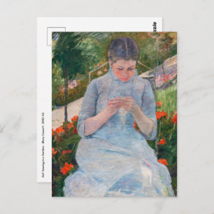 Carte Postale Mary Cassatt - Fille couture dans un jardin