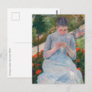 Carte Postale Mary Cassatt - Jeune fille cousant dans un jardin