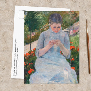 Carte Postale Mary Cassatt - Jeune fille cousant dans un jardin