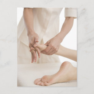 Carte Postale Massage thérapeute appliquant massage des pieds 2