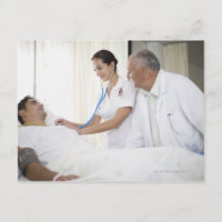 Médecin et infirmier soignant au patient