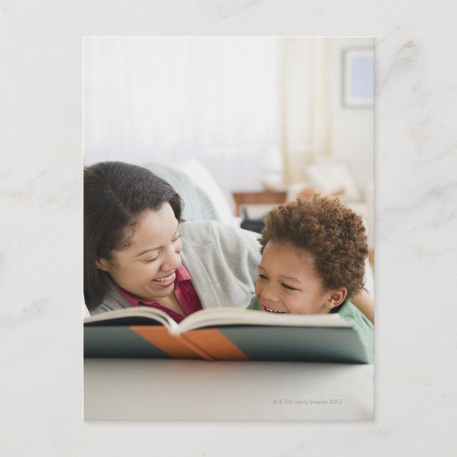 Carte Postale Mélange de race mère lecture livre à fils (Devant)