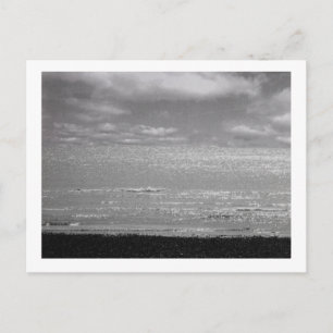 Carte postale mer et ciel noir et blanc.