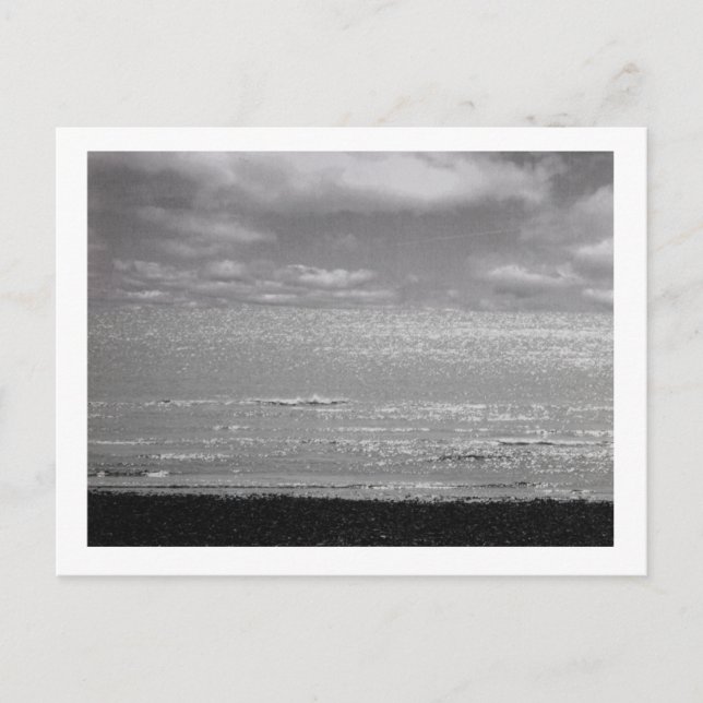 Carte postale mer et ciel noir et blanc. (Devant)