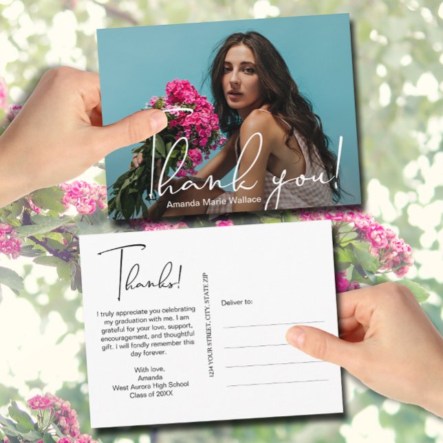 Carte Postale Merci de graduation de la photographie moderne Scr (Modern script Thank You on photo graduation postcards)