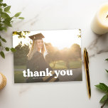 Carte Postale Merci de graduation en typographie tendance<br><div class="desc">Cette carte postale Merci s'intègre parfaitement à nos faire-part de Graduation Retro-style. Customisez simplement tous vos détails et une photo de votre diplôme pour simplement dire merci ! Des couleurs et des designs supplémentaires sont disponibles dans ma boutique zazzle ou pour plus de personnalisation message me</div>