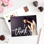 Carte Postale Merci photo Mariage de script brossé moderne<br><div class="desc">Le modèle de carte postale de remerciement mariage élégant présente un modèle de superposition "merci" de script brossé rustique avec un monogramme moderne et une photo de paysage de la mariée et du marié sur le côté avant. Inclut une deuxième photo de paysage et du texte personnalisé qui peut être...</div>
