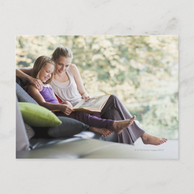 Carte Postale Mère et fille lisant le livre d'histoires (Devant)