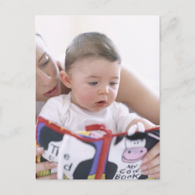 Carte Postale Mère lisant à bébé garçon. Visages d'une mère (Devant)