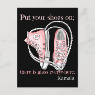 Carte Postale Mettez vos chaussures là du verre partout Kamala
