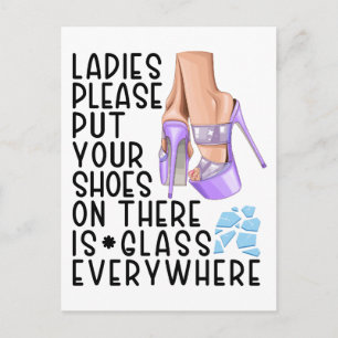 Carte Postale Mettez vos chaussures sur les dames il y a du verr