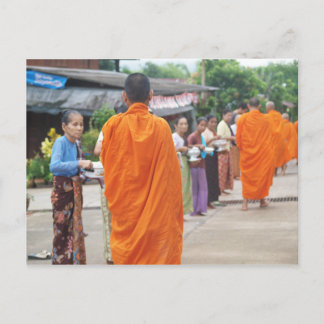 Carte Postale Mettre le riz au moine