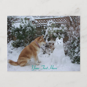 Carte Postale mignonne akita dans la neige avec bonhomme de neig