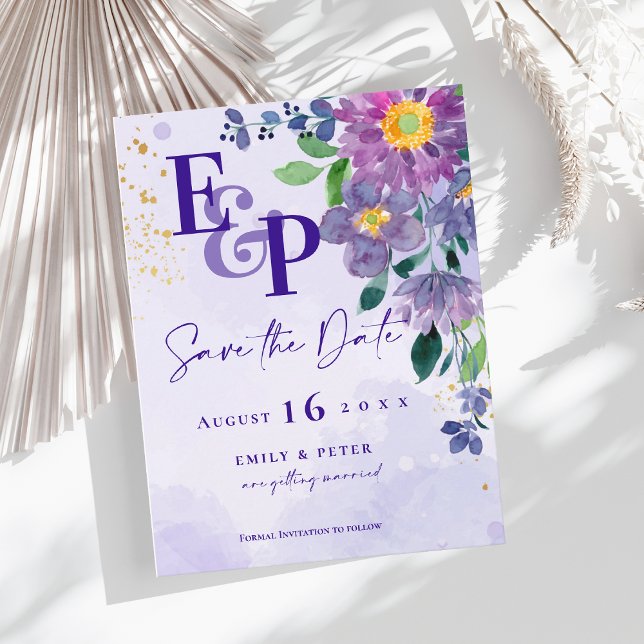 Carte Postale Mignonne Monogramme Purple Floral Mariage Enregist (Pretty Purple Blue Floral Wedding Save the Date Postcard)