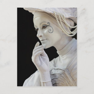 Carte Postale Mimeuse féminine se produisant sur un coin de rue