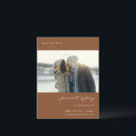 Carte Postale Minimaliste Moderne Sienna Photo Brown Enregistrer<br><div class="desc">Sienne moderne minimaliste Brown Script Wedding Enregistrer la date Carte postale avec votre photo</div>