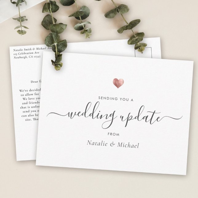 Carte Postale Mise à jour mariage Élégant Script Rose Gold Heart (Wedding update card with elegant script text on a white background, along a small rose gold heart)