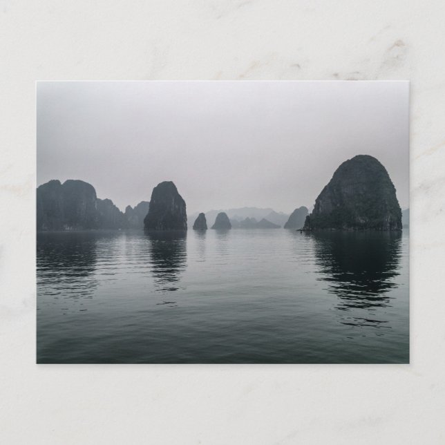 Carte Postale Misty Halong Bay Rock Islands, Vietnam (Devant)