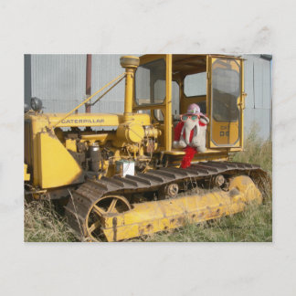 Carte Postale Mme Ella vérifie le matériel agricole
