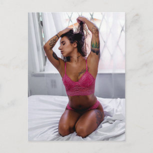 Carte Postale Modèle de lingerie chaude avec tatouages