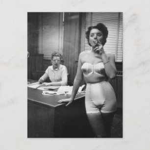 Carte Postale Modèle de lingerie fumant dans un bureau