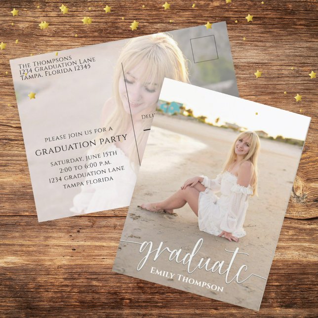 Carte Postale Modèle de photo élégant de fin d'études avec un sc (Elegant graduation design with stylish script and refined senior photo layout.)