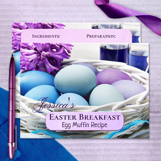 Carte Postale Modèle de recettes de petit-déjeuner de Pâques per (Easter breakfast or brunch recipe postcard with an image of painted eggs in festive purple and blue)