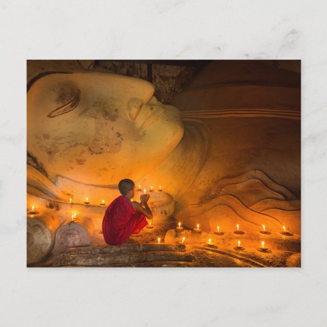 Carte Postale Moine Priant Par Un Bouddha (Devant)