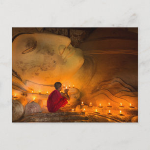 Carte Postale Moine priant près d'un Bouddha