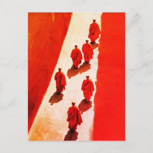 Carte Postale Moines marchant robe rouge voyage spirituel