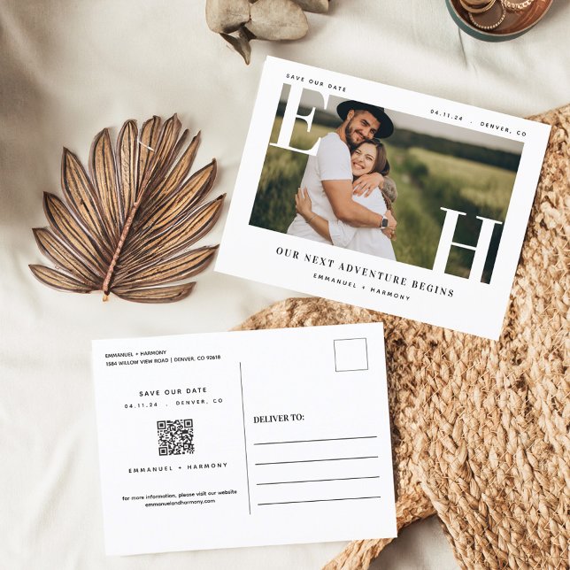 Carte Postale Moins moderne Gras Mariage Couple Monogramme photo (Minimal Modern Bold Wedding Couple Monogram Photo Postcard)