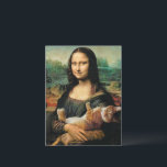 Carte Postale Mona Lisa tenant son chat Leonardo da Vinci<br><div class="desc">Le Mona Lisa est un portrait-portrait de l'artiste italien Leonardo da Vinci. Considéré comme un chef-d'oeuvre par excellence de la Renaissance italienne, il a été décrit comme "l'oeuvre d'art la plus connue, la plus visitée, la plus écrite, la plus chantée, la plus parodiée du monde". Mona Lisa tenant son chat...</div>