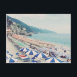 Carte Postale Monterosso Cinque Terre Italie Plage Photo Pittore<br><div class="desc">Une belle vue sur le paysage de la magnifique plage,  océan bleu,  et montagnes à Monterosso al Mare,  Cinque Terre,  Italie montrant aux familles profiter d'une journée ensoleillée amusante en mer. Photographie de voyage et de plage.</div>