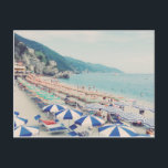 Carte Postale Monterosso Cinque Terre Italie Plage Photo Pittore<br><div class="desc">Une belle vue sur le paysage de la magnifique plage,  océan bleu,  et montagnes à Monterosso al Mare,  Cinque Terre,  Italie montrant aux familles profiter d'une journée ensoleillée amusante en mer. Photographie de voyage et de plage.</div>